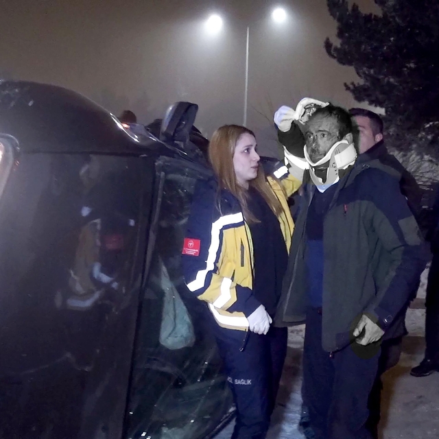 Erzurum'daki kazada 1 kişi yaralandı, 2'si park halinde 4 araçta hasar oluş...