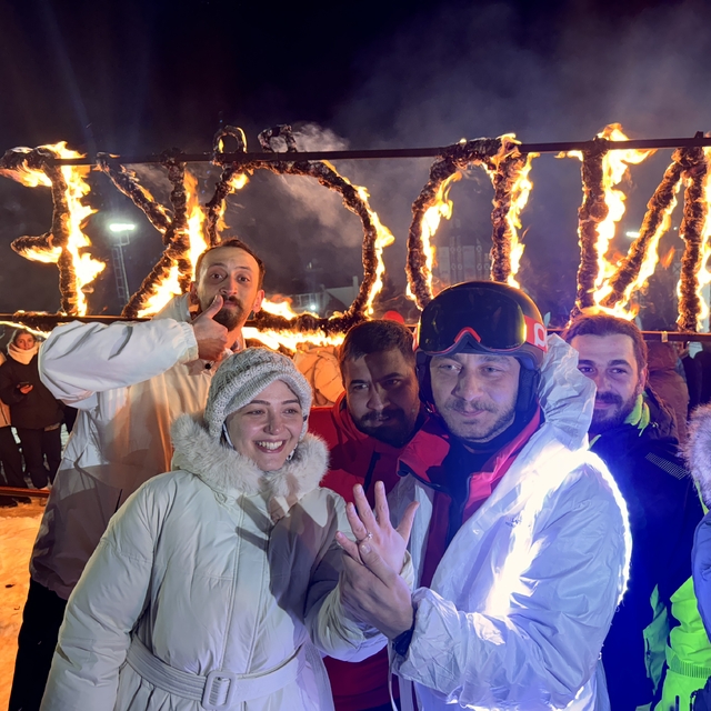 Erzurum'da kayak gösterisi izlemeye gelen sevgilisine sürpriz evlenme tekli...