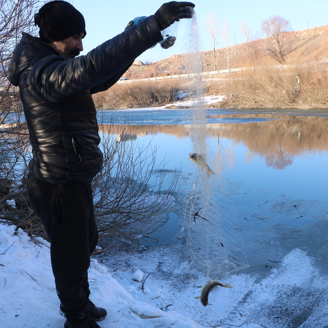 Yüksekova'da buz tutan çayda balık avı