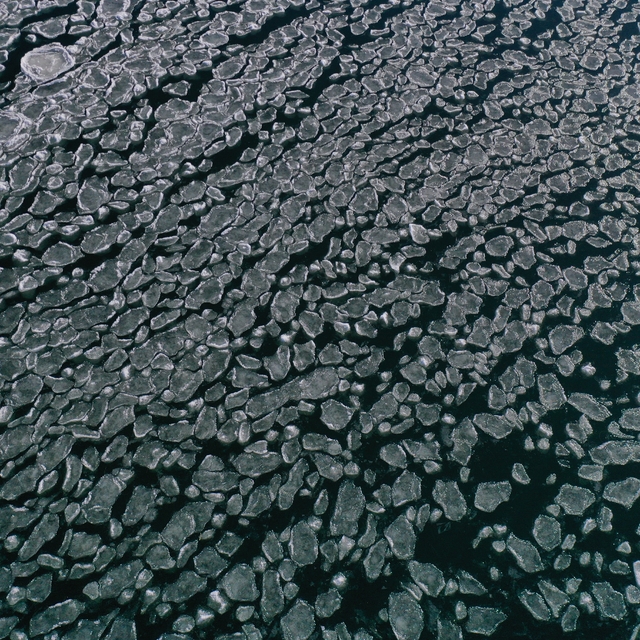 Ağrı'daki Balık Gölü'nde farklı şekillerde buz kütleleri oluştu