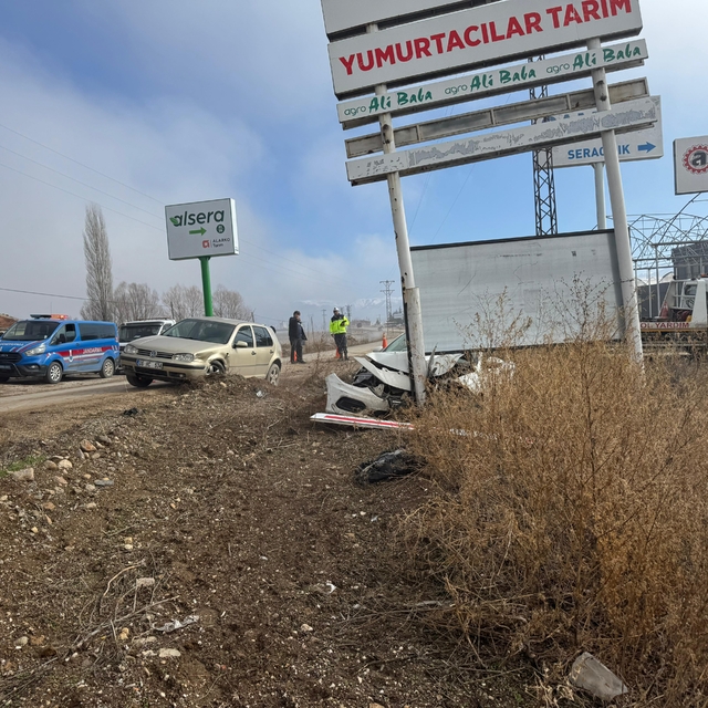 Afyonkarahisar'da iki otomobilin çarpıştığı kazada 2 kişi yaralandı