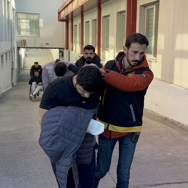 Adana'da bir kişinin kavgada tabancayla öldürülmesiyle ilgili 3 zanlı tutuk...