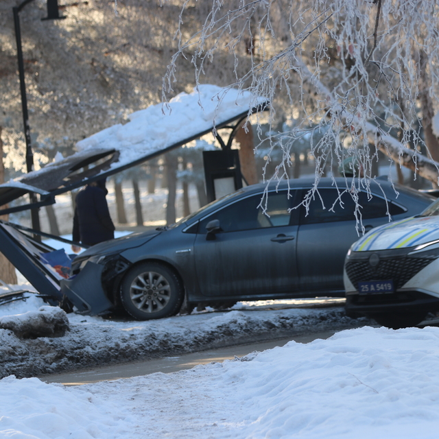 Erzurum'da otomobil üniversite kampüsündeki durağa çarptı