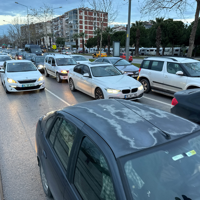 İzmir'de belediye otobüs şoförleri iş bırakma eylemi yaptı