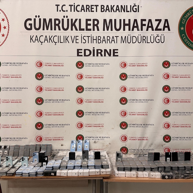 Kapıkule'de 1526 kaçak cep telefonu ele geçirildi