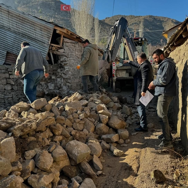 Akıncılar'da yol genişletme çalışmaları sürüyor