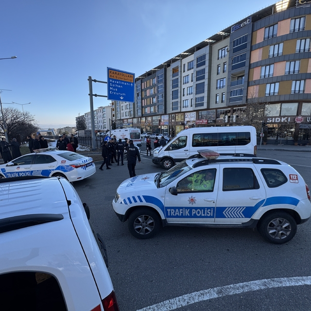 Bingöl'de minibüsle çarpışan ekip otosundaki bir polis yaralandı