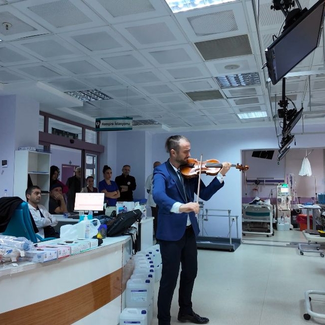 Tunceli'de diyaliz hastalarına keman dinletisi