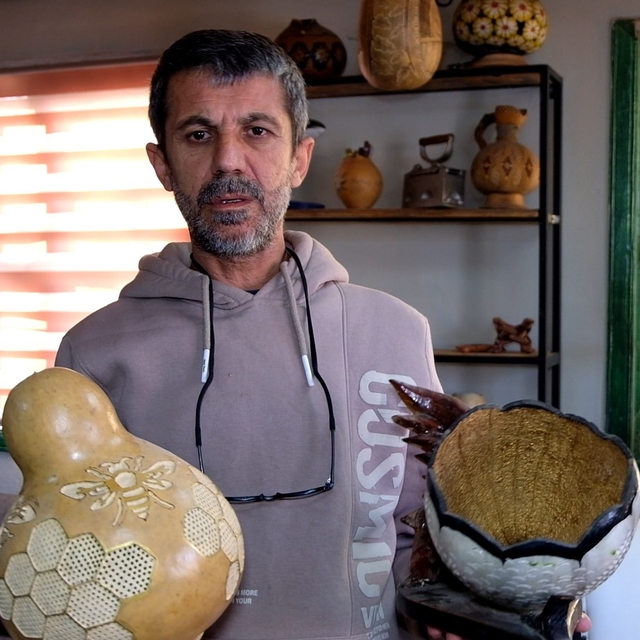 Kendi yetiştirdiği su kabakları ile doğada bulduğu odun parçalarından hayva...