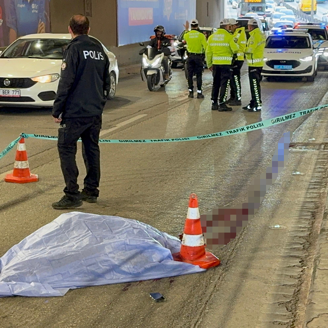 Antalya'da alt geçit bariyerlerine çarpan motosikletin sürücüsü öldü