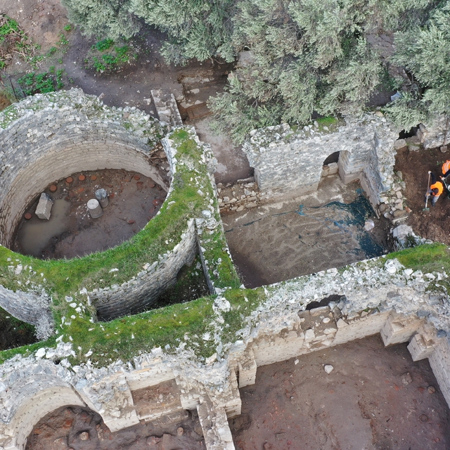 Herakleia Antik Kenti'ndeki kazılarda çıkarılan bazı eserlerde pati izlerin...