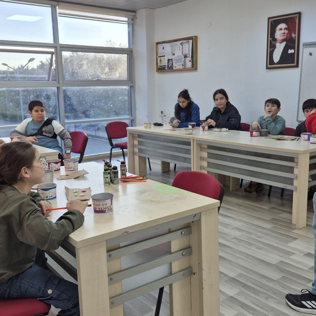 Muğla'da gönüllü gençler sokak hayvanları için mama kabı yaptı