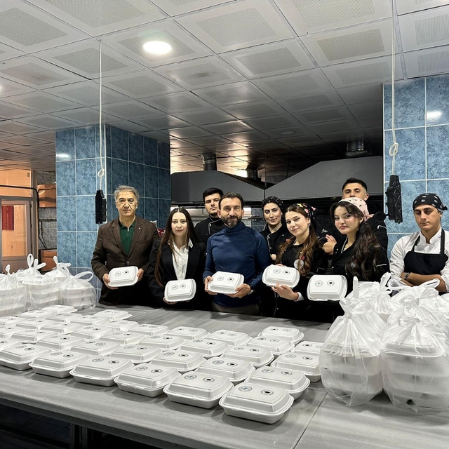 Balıkesir'de gastronomi bölümü öğrencilerinden ihtiyaç sahiplerine sıcak ye...