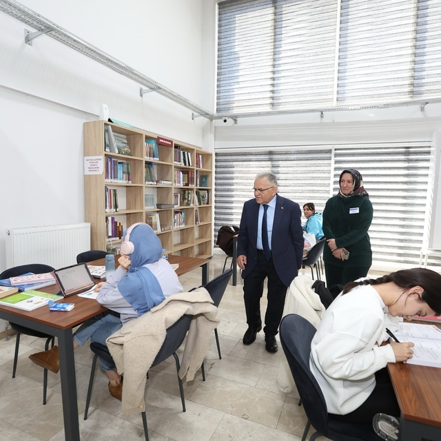 Başkan Büyükkılıç, Erkilet Kütüphanesi'nde  öğrencilerle buluştu