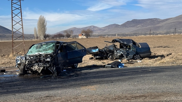Nevşehir'de iki otomobilin çarpıştığı kazada baba ve oğlu öldü, 4 kişi yaralandı