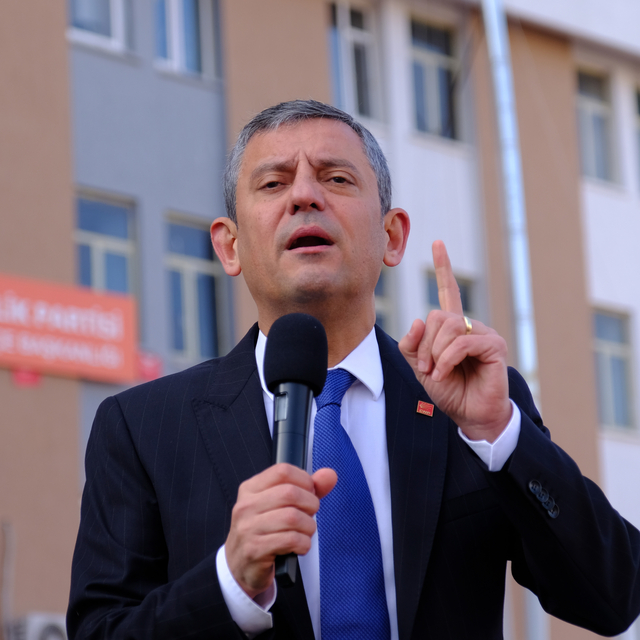 Özgür Özel: Milletin gözüne değil, bakanın sözüne bakıyorsunuz