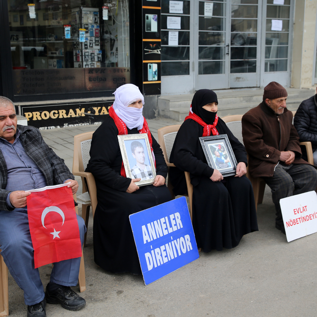 Muşlu aileler, DEM Parti binası önündeki "evlat nöbeti"ni sürdürdü