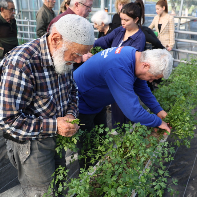 Antalya'da alzaymır hastaları "Mavi Ev"de sosyal çalışmalara katılıyor