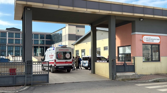 Kocaeli'de okul bahçesinde çıkan bıçaklı kavgada 1 öğrenci yaralandı