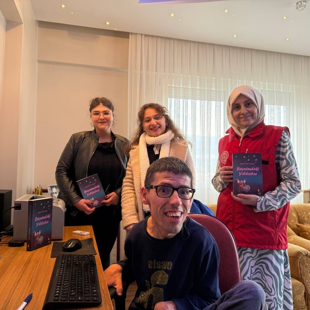 Aydın'da gönüllü gençler burnuyla kitap yazan Mustafa Erol'u ziyaret etti