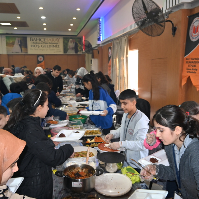 Siirt'te ihtiyaç sahibi ve kimsesiz çocuklar yararına kermes düzenlendi