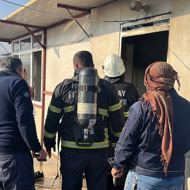 Hatay'da bir binanın çatı katında çıkan yangında 2 kişi dumandan etkilendi