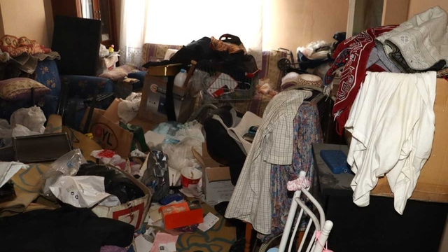 Mersin'de bir evden 10 kamyonet çöp çıktı
