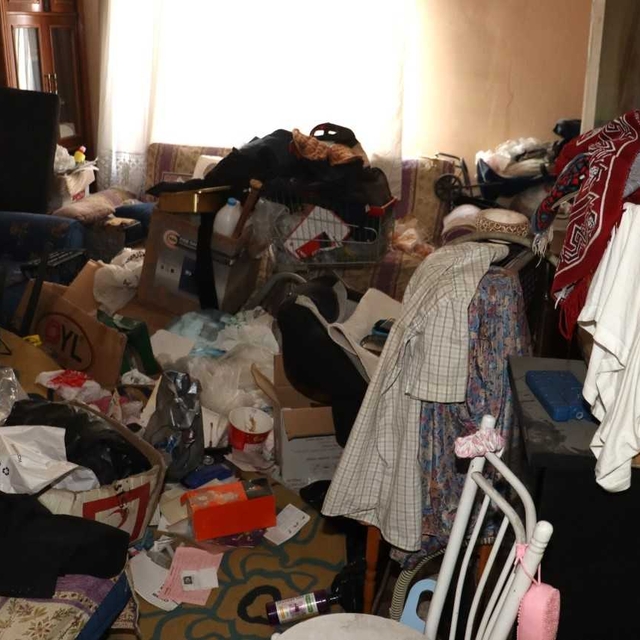 Mersin'de bir evden 10 kamyonet çöp çıktı