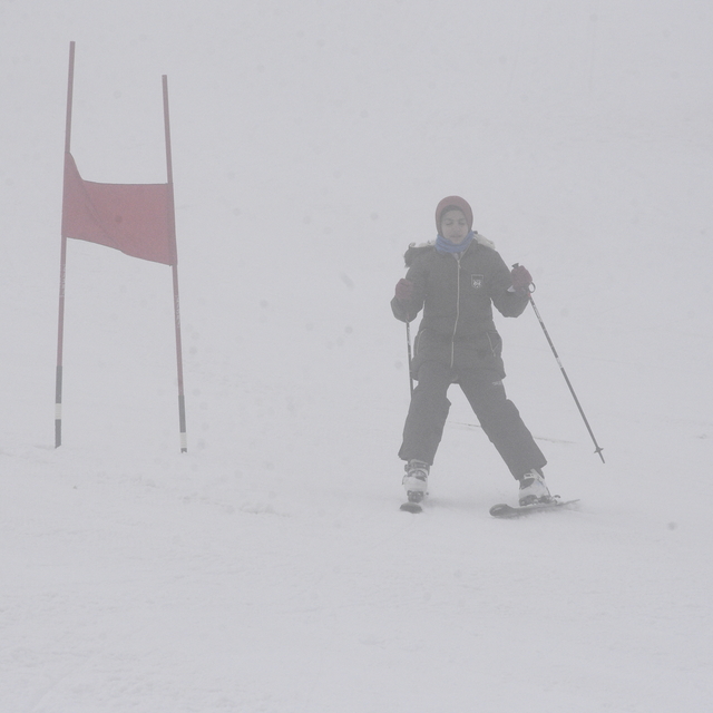 Bitlis'te yoğun siste kayak yarışı
