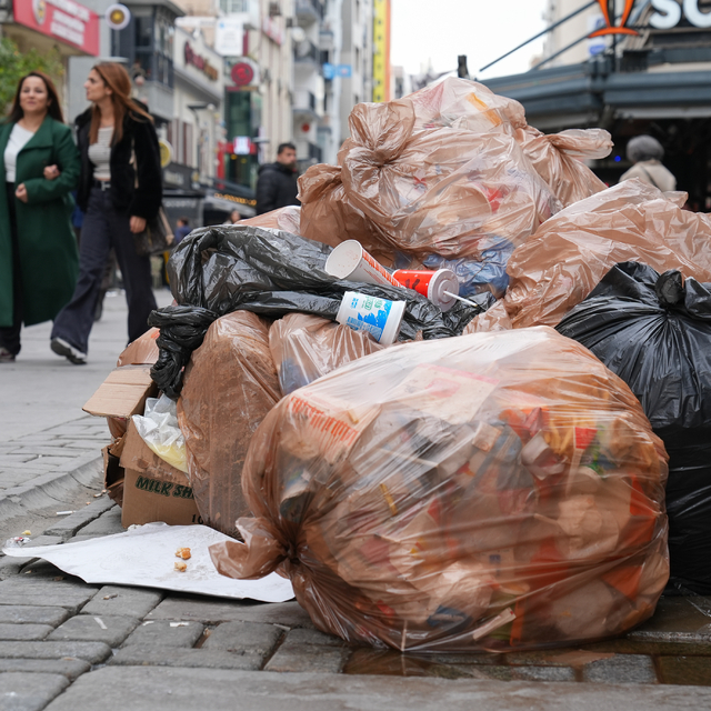 İzmir'de belediye çalışanlarının eylemi nedeniyle sokaklarda çöp yığınları...