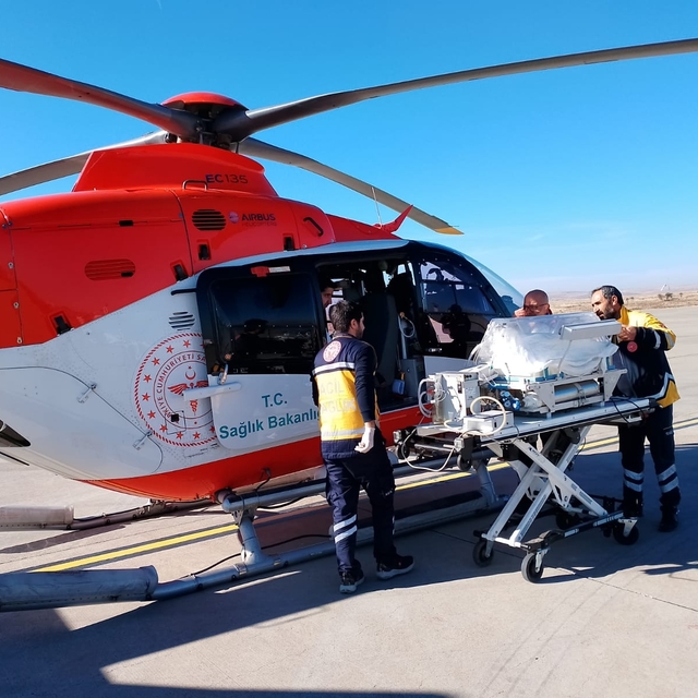 Şanlıurfa'da ambulans helikopter 25 günlük bebek için havalandı