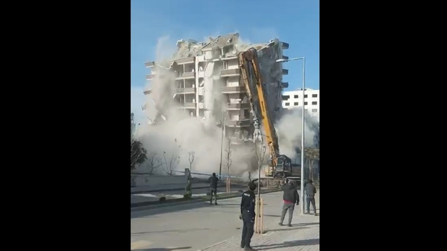 Osmaniye'de hasarlı bina 7 saniyede yerle bir oldu