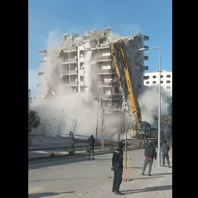 Osmaniye'de hasarlı bina 7 saniyede yerle bir oldu