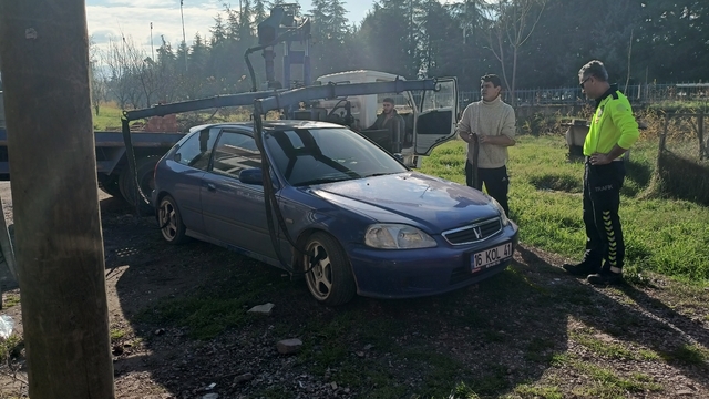 'Dur' ihtarına uymayan sürücünün otomobili, takipteki ekip otosuyla çarpıştı, 1 polis yaralandı