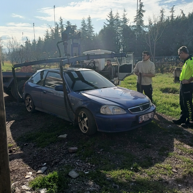 'Dur' ihtarına uymayan sürücünün otomobili, takipteki ekip otosuyla çarpışt...
