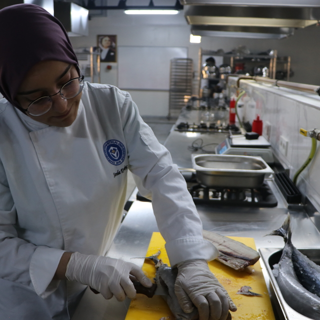 Kahramanmaraş'ta üniversite öğrencilerine uygulamalı balık işleme ve pişirm...