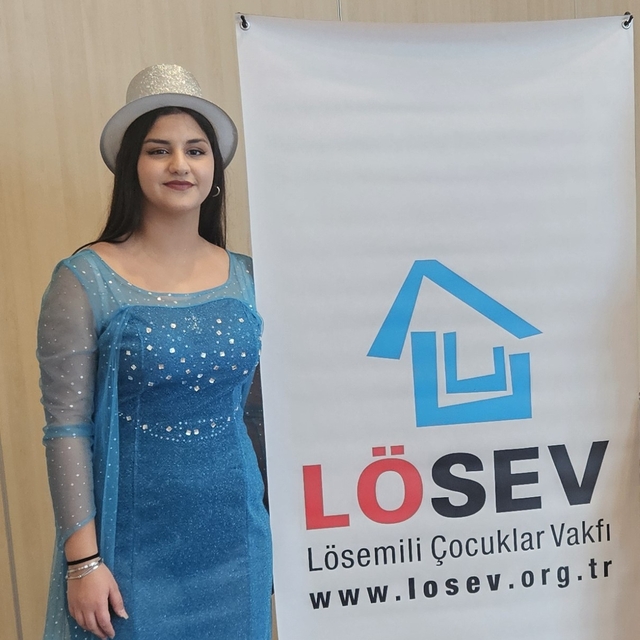 Lenf kanserini yenen 15 yaşındaki Hazal, kanser hastası çocuklara umut oluy...