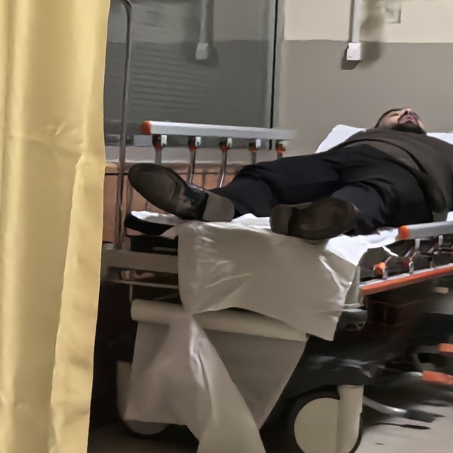 Kasap çalışanı, et keserken kendisini bıçakla karnından yaraladı