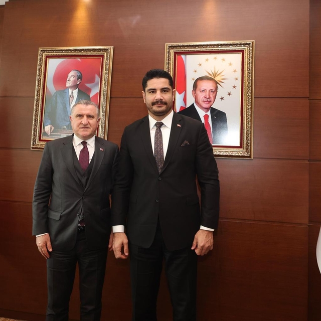 Bakan Bak, Türkiye Güreş Federasyonu Başkanı Taha Akgül'ü makamında kabul e...