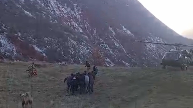 Siirt'te askeri helikopter, domuz sürüsünün saldırısı sonucu uçuruma düşen kişi için havalandı