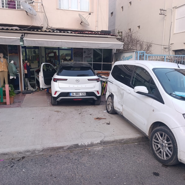 Tekirdağ'da kontrolden çıkan otomobil iş yerine girdi
