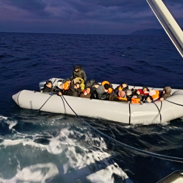 Çanakkale açıklarında 26 düzensiz göçmen kurtarıldı