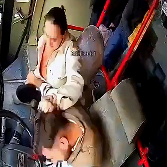 Oğlunu göstermeyen eşine otobüs direksiyonunda biber gazı sıktı, kolunu ısı...
