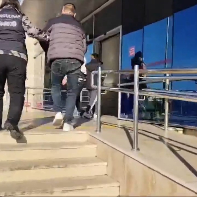 Baskın yapan polisi fark eden şüpheliler, uyuşturucuyu klozete attı