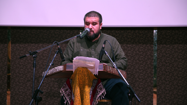 Eşi ve kardeşiyle aynı sahnede santur konserleri veriyor