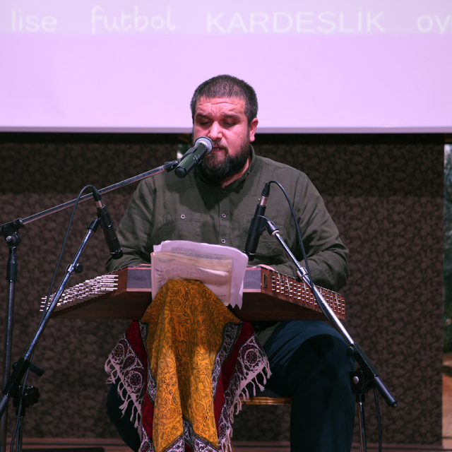 Eşi ve kardeşiyle aynı sahnede santur konserleri veriyor