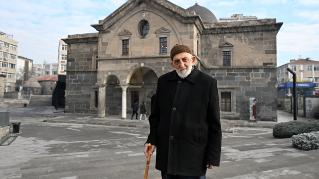 Kiliseden dönüştürülen kütüphanenin 94'lük kitap kurdu