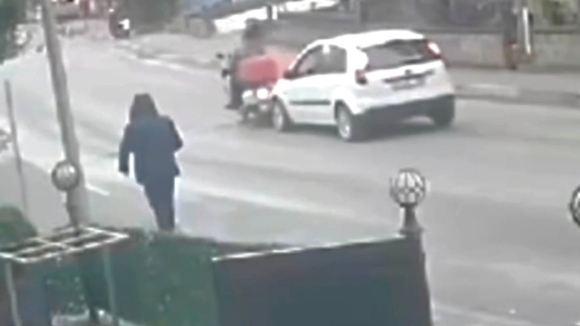 Motosikletine çarpan otomobilin sürücüsüne kaskını fırlatıp, yumruk attı