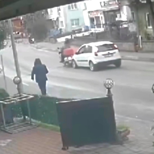 Motosikletine çarpan otomobilin sürücüsüne kaskını fırlatıp, yumruk attı