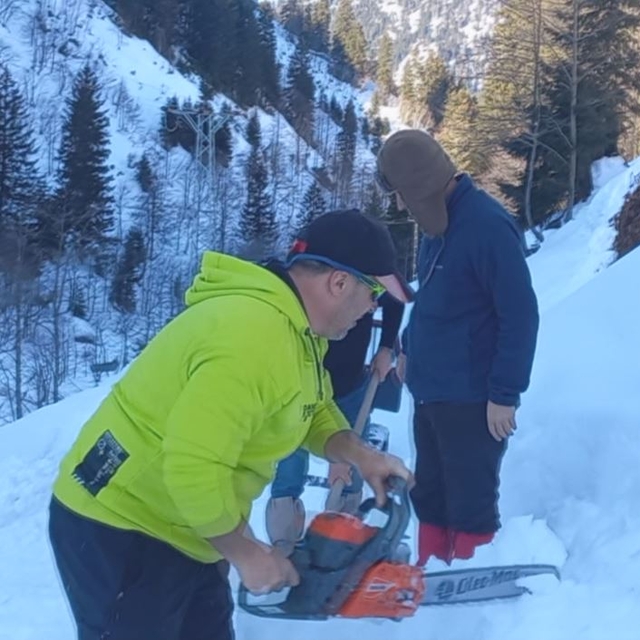 Motorlu testereyle buzlaşan karı kesip yol açtılar